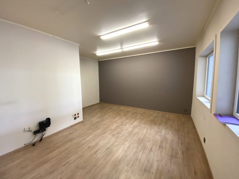 Instapklaar magazijn met kantoor en 5 autostaanplaatsen Winkelom. foto 8