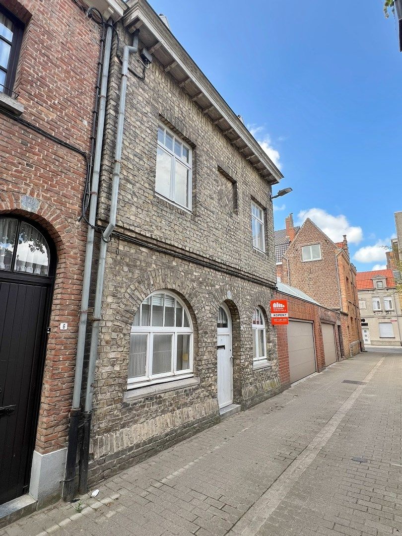 Twee te renoveren woningen met tuintje in de stadskern van Ieper foto 4