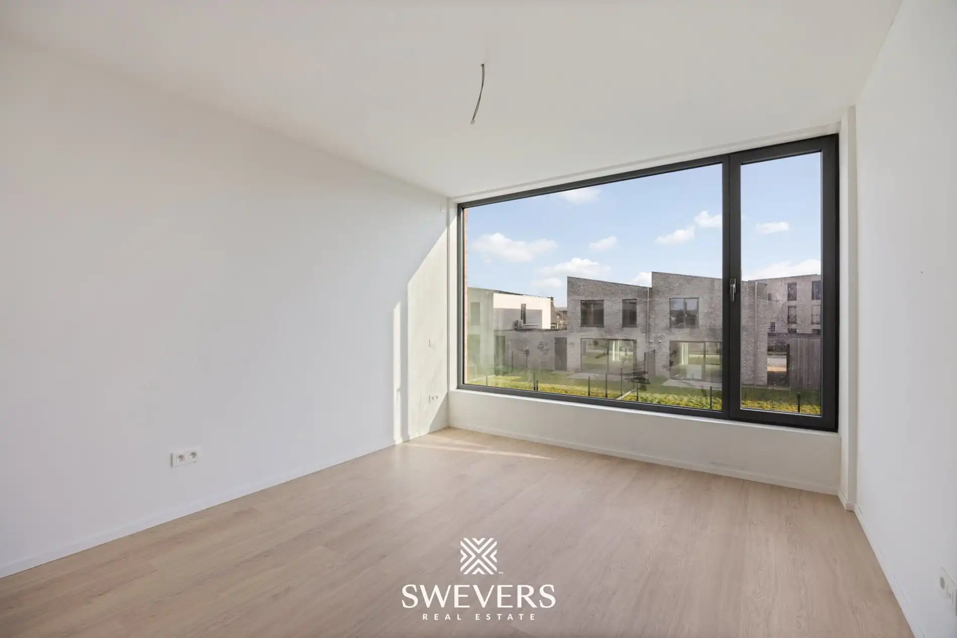 Moderne woning met open leefruimte en tuin foto 17