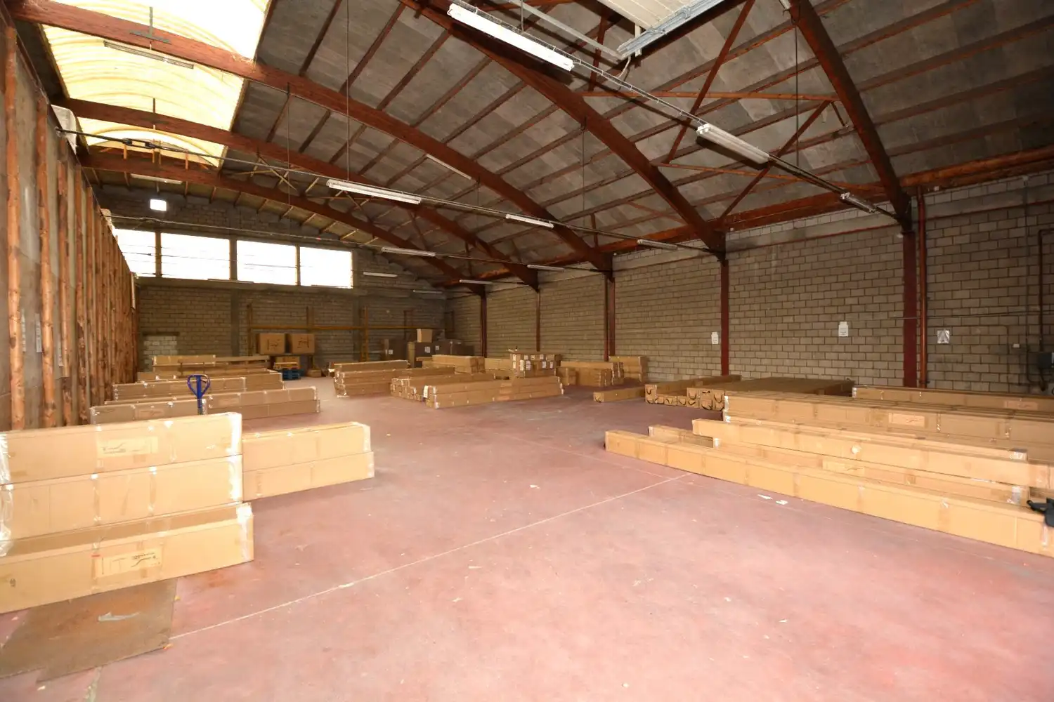 RUIM MAGAZIJN (405 m²) MET BUREEL (58 m²)! foto 3