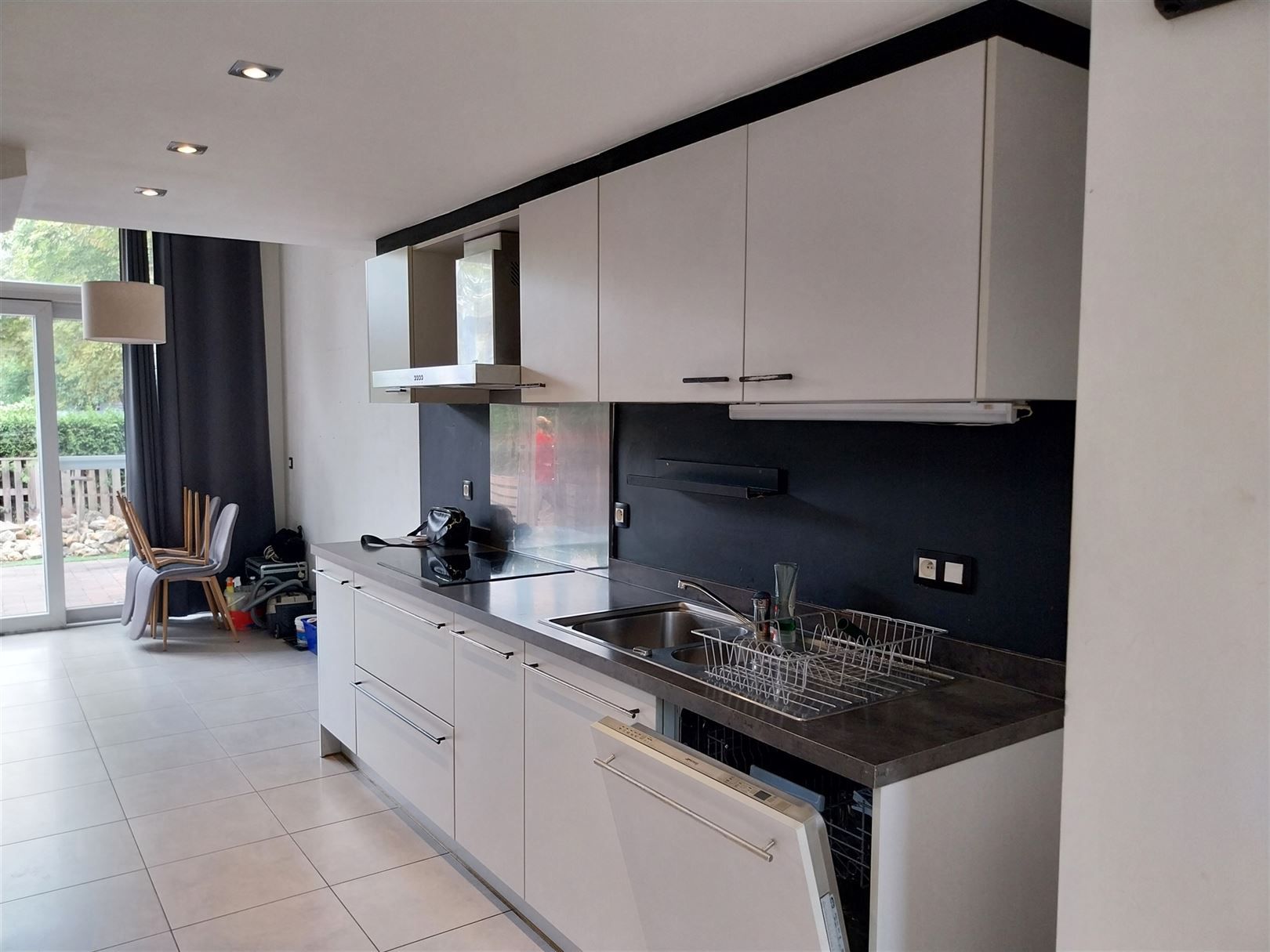 TE HUUR: Gesloten bebouwing in karaktervol gebouw met 2 slaapkamers in Genk! foto 4