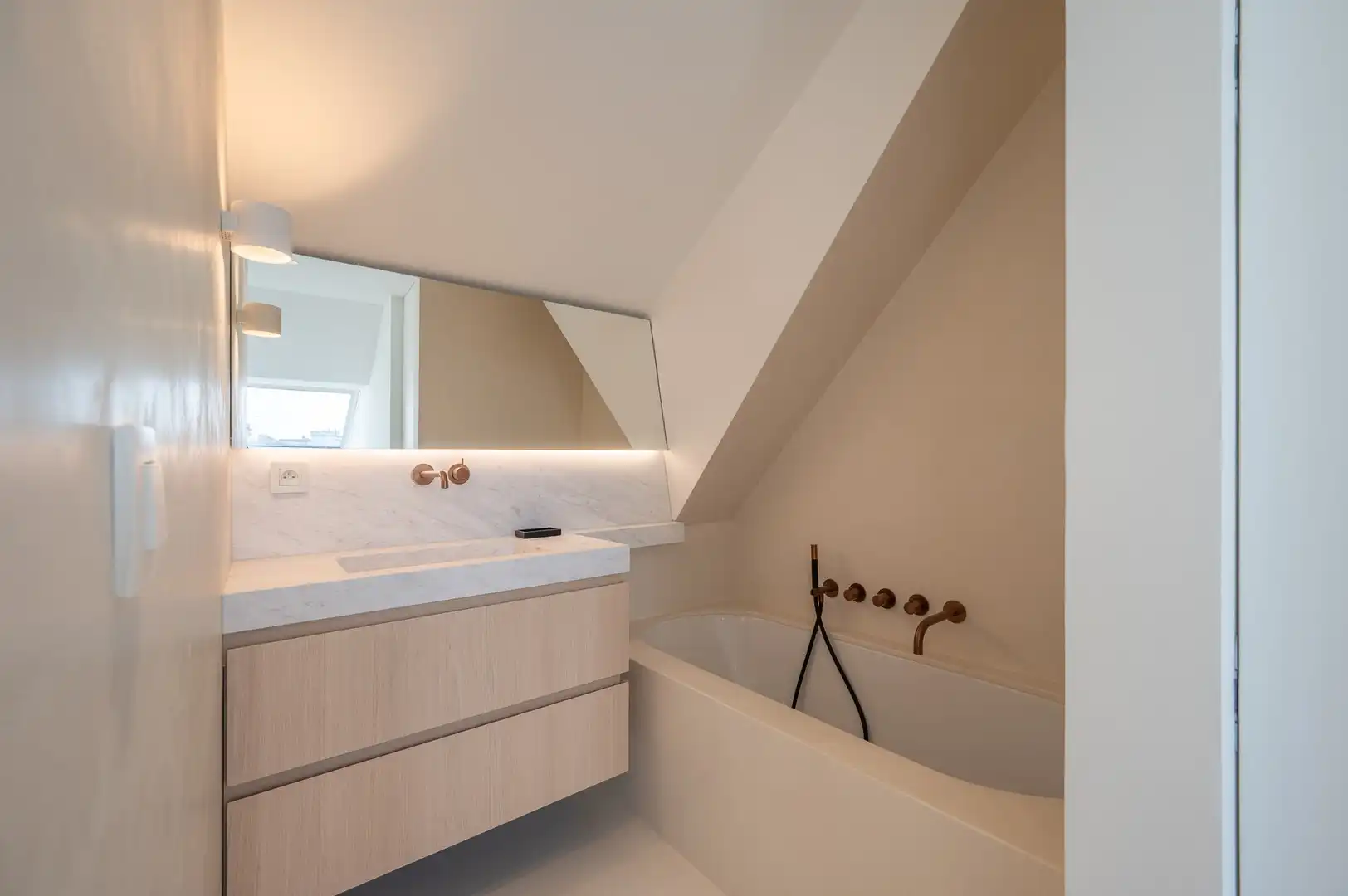 Zonnig gerenoveerd appartement met zuidwest gericht terras en open zicht op wandelafstand van het strand in hartje Zoute. foto 19