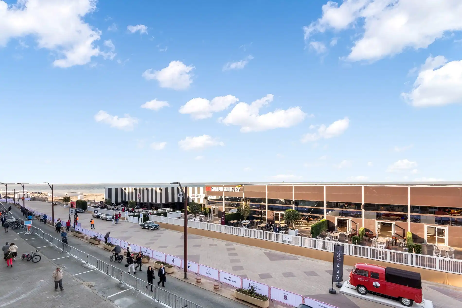 Mooi appartement met 3 slaapkamers op de ZEEDIJK in het Zoute tegen het Albertplein. foto 18