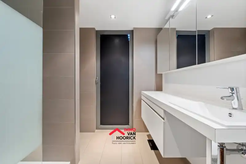 Totaal vernieuwde instapklare woning OB - Lokeren Heieinde. foto 15