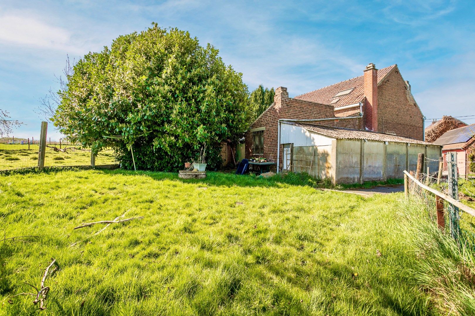 Te renoveren woning met omliggende gronden  foto 11