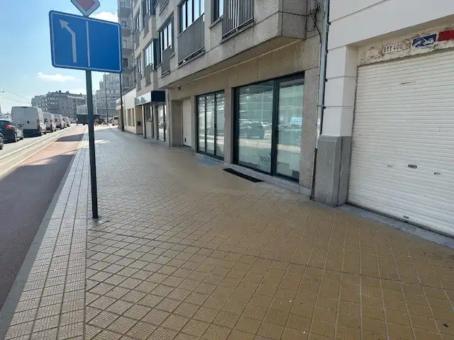 Handelspand  op topligging  .  Strandplein.   Ruim 200 m2  .       Tegen 1 juni volledig nieuw afgewerkt.   Zowel te koop of te huur.   foto 16