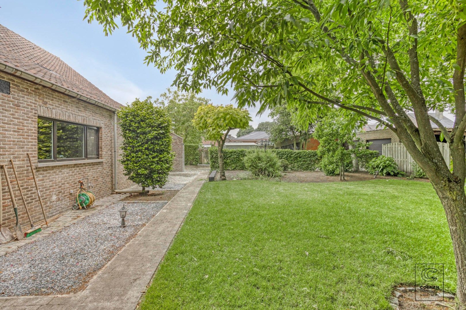 Prachtig, volledig gerenoveerde villa van 351 m² en 6 slaapkamers op een uiterst rustige locatie! foto 27