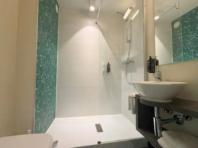 Hotelkamer in Ibis Styles Kortrijk Expo. Opbrengsteigendom zonder zorgen met mooi rendement! foto 3