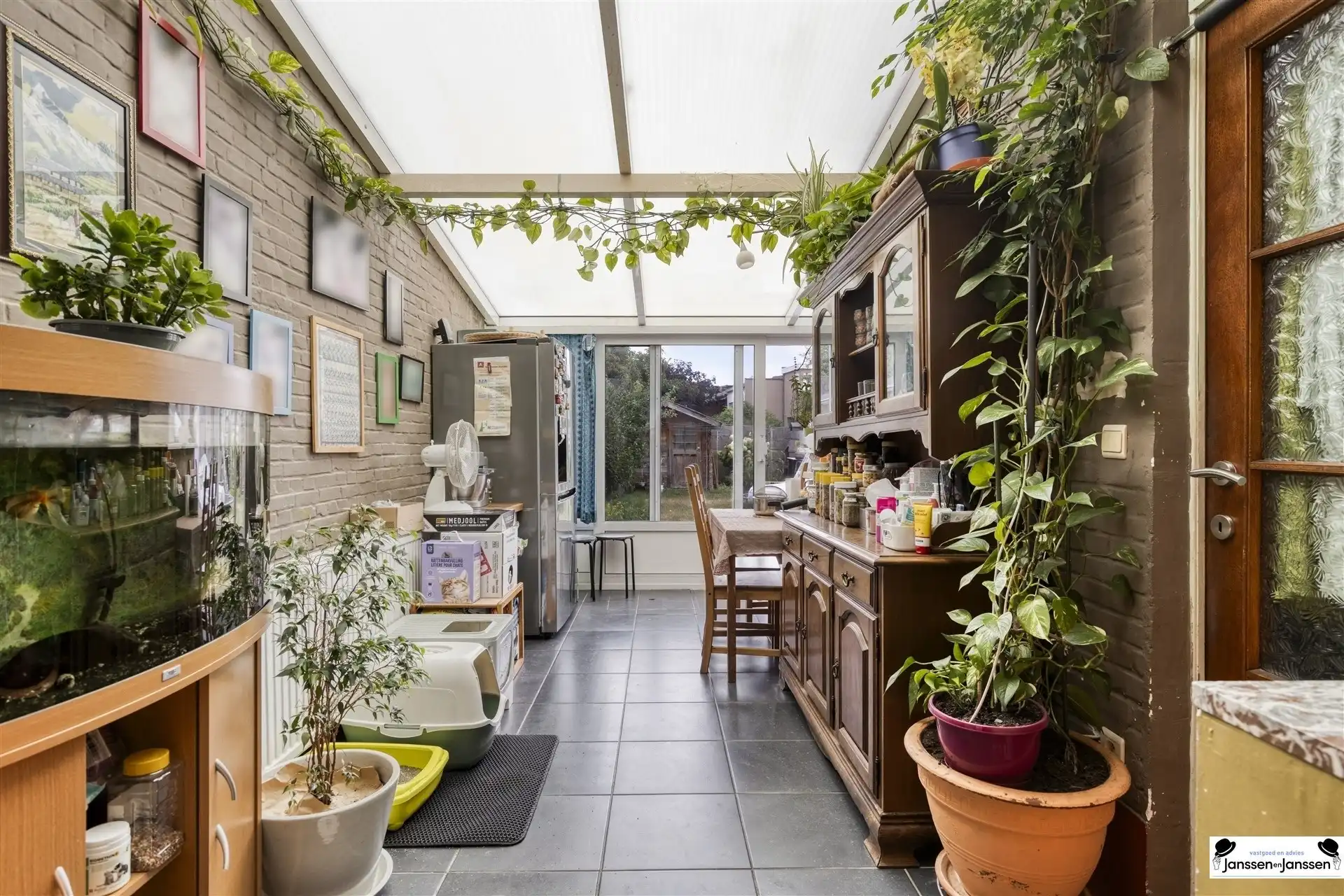 Welkom in deze charmante gezinswoning, ideaal gelegen in het hart van Wilrijk. foto 9