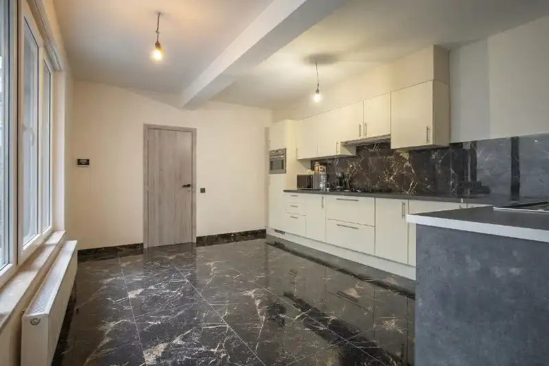 Centrum Izegem - Gelijkvloer appartement met garage en hobbyruimte foto 2