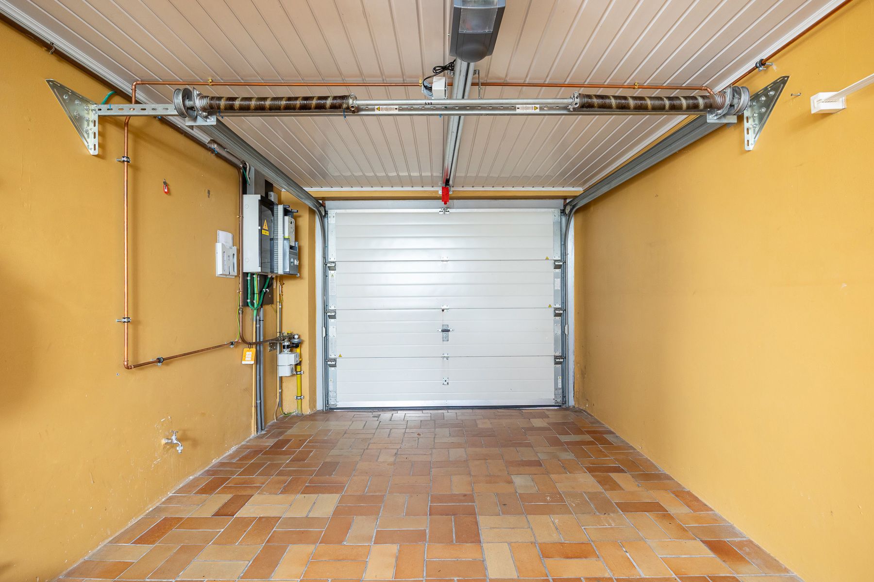 Het betreft een gerenoveerde laagbouwwoning in het centrum van Oud-Turnhout op een perceel van ca 600 m². foto 14