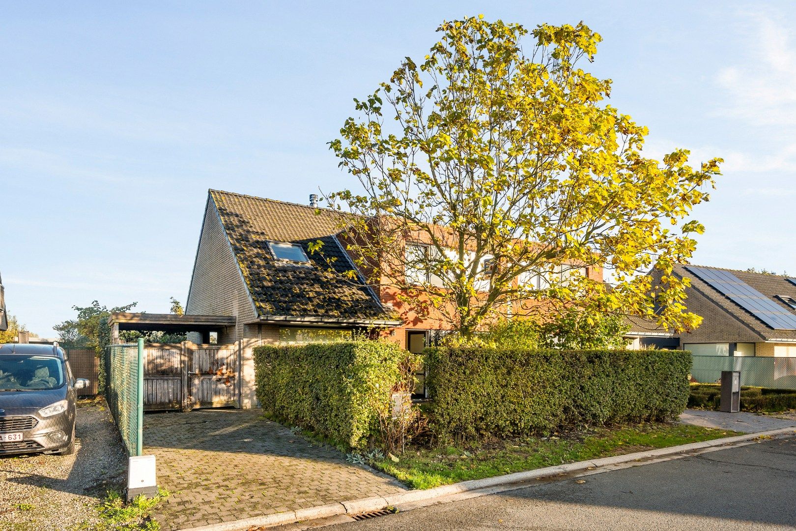 Instapklare woning met 3 slaapkamers, carport en verzorgde tuin in Beveren (Roeselare) foto {{pictureIndex}}