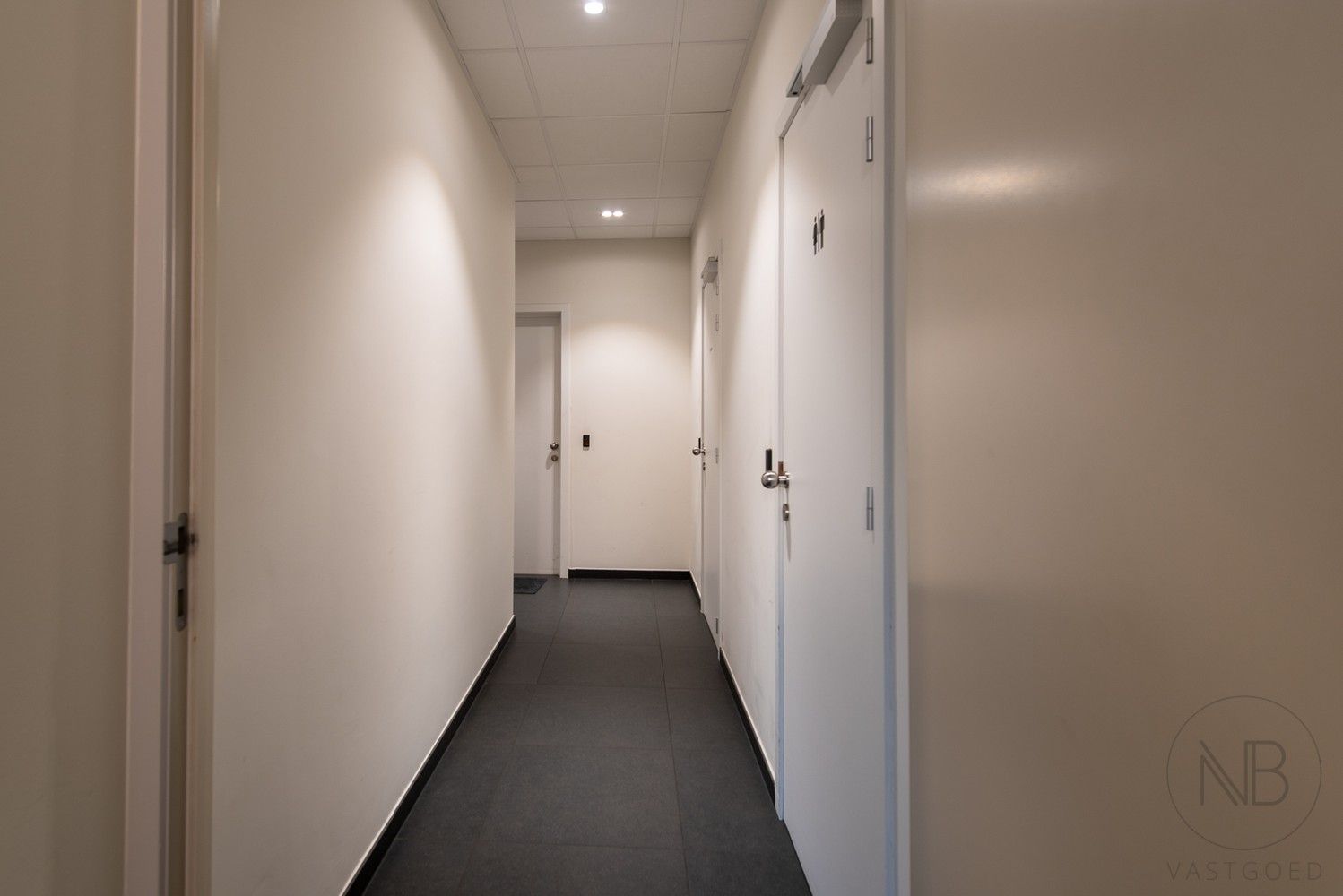 Volledig ingerichte en verhuurde kantoorverdieping in het zakelijke centrum van Genk (Botta-gebouw) foto 8