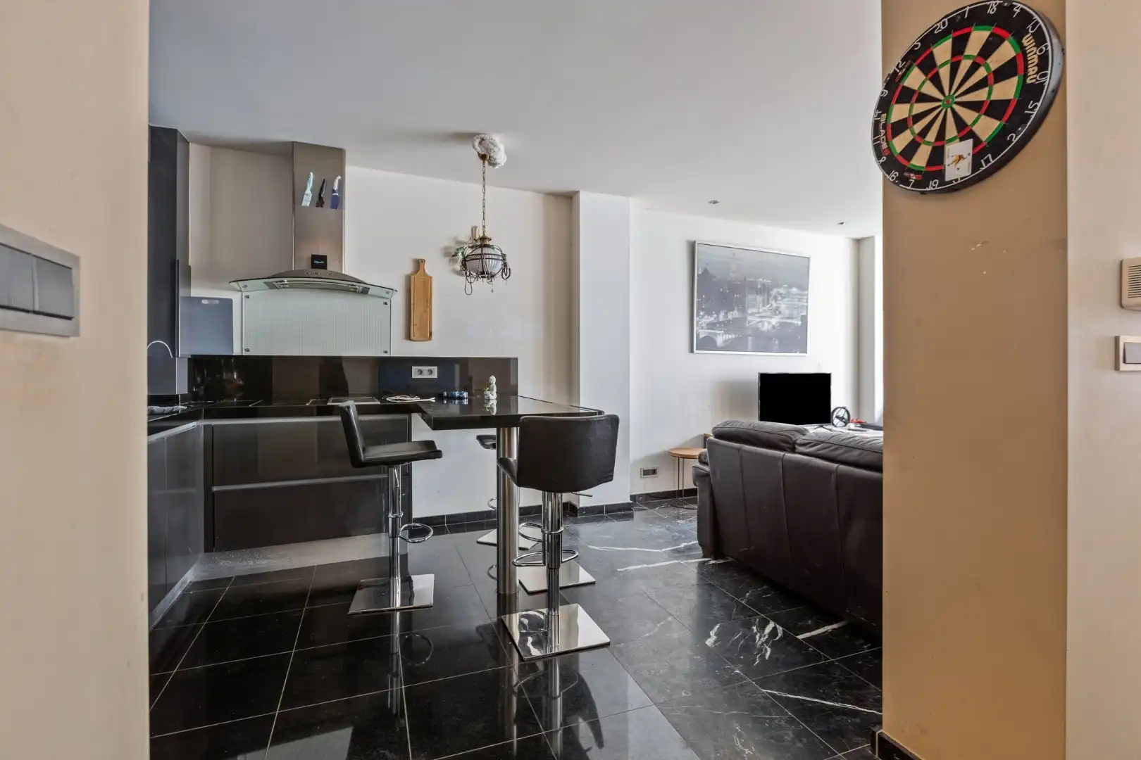 Ruim appartement gelegen op de 1ste verdieping in het centrum van Maaseik! foto 8