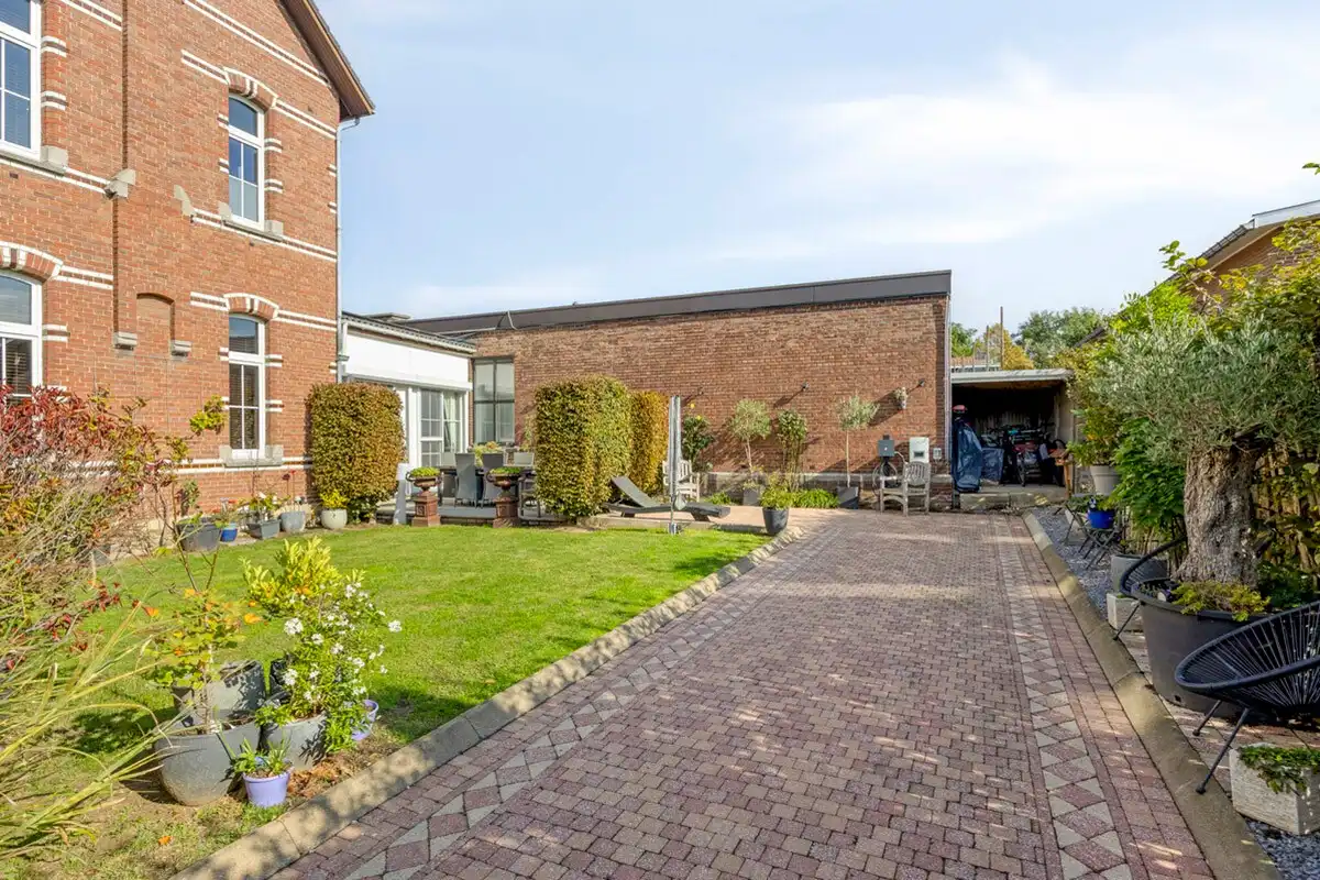 Karaktervol hoekpand met woning en appartement in Riemst foto 19
