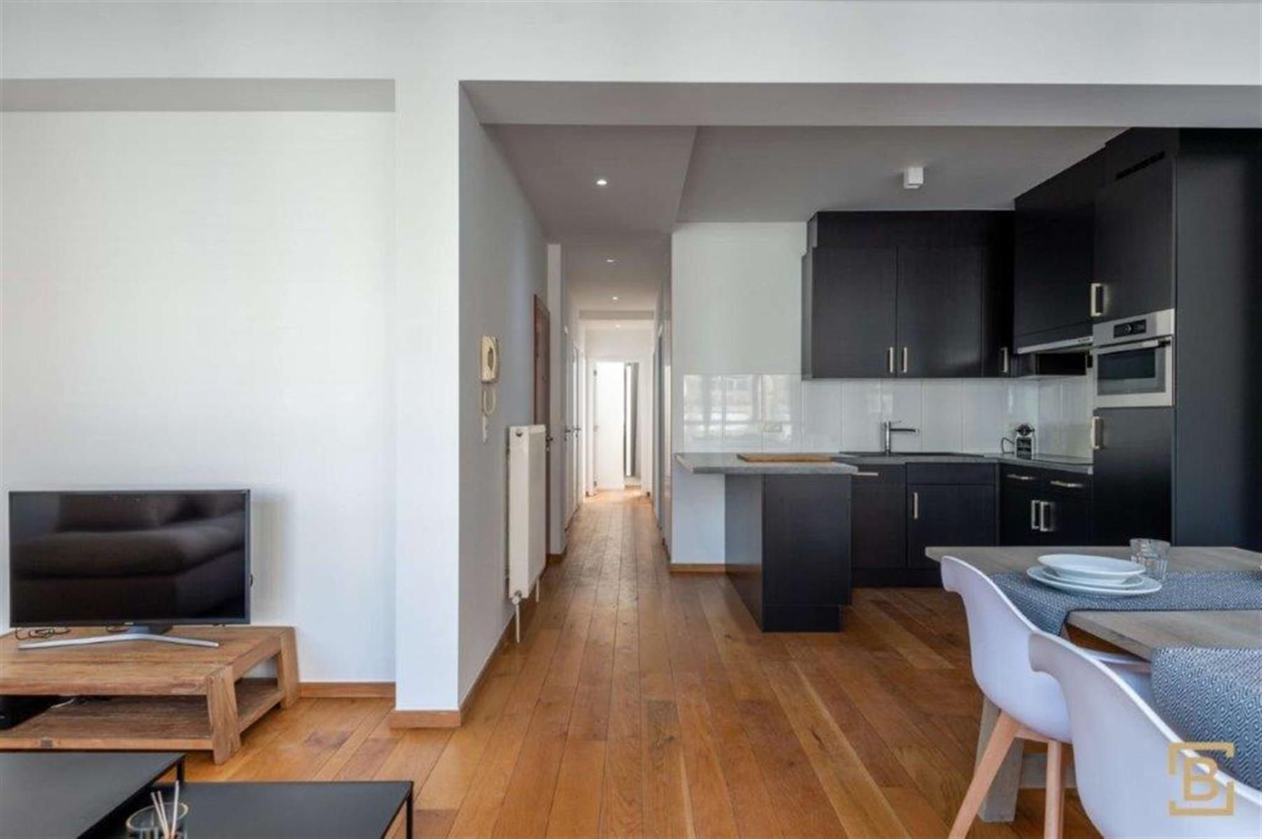 Modern gemeubeld appartement met drie slaapkamers en terras.  foto 4