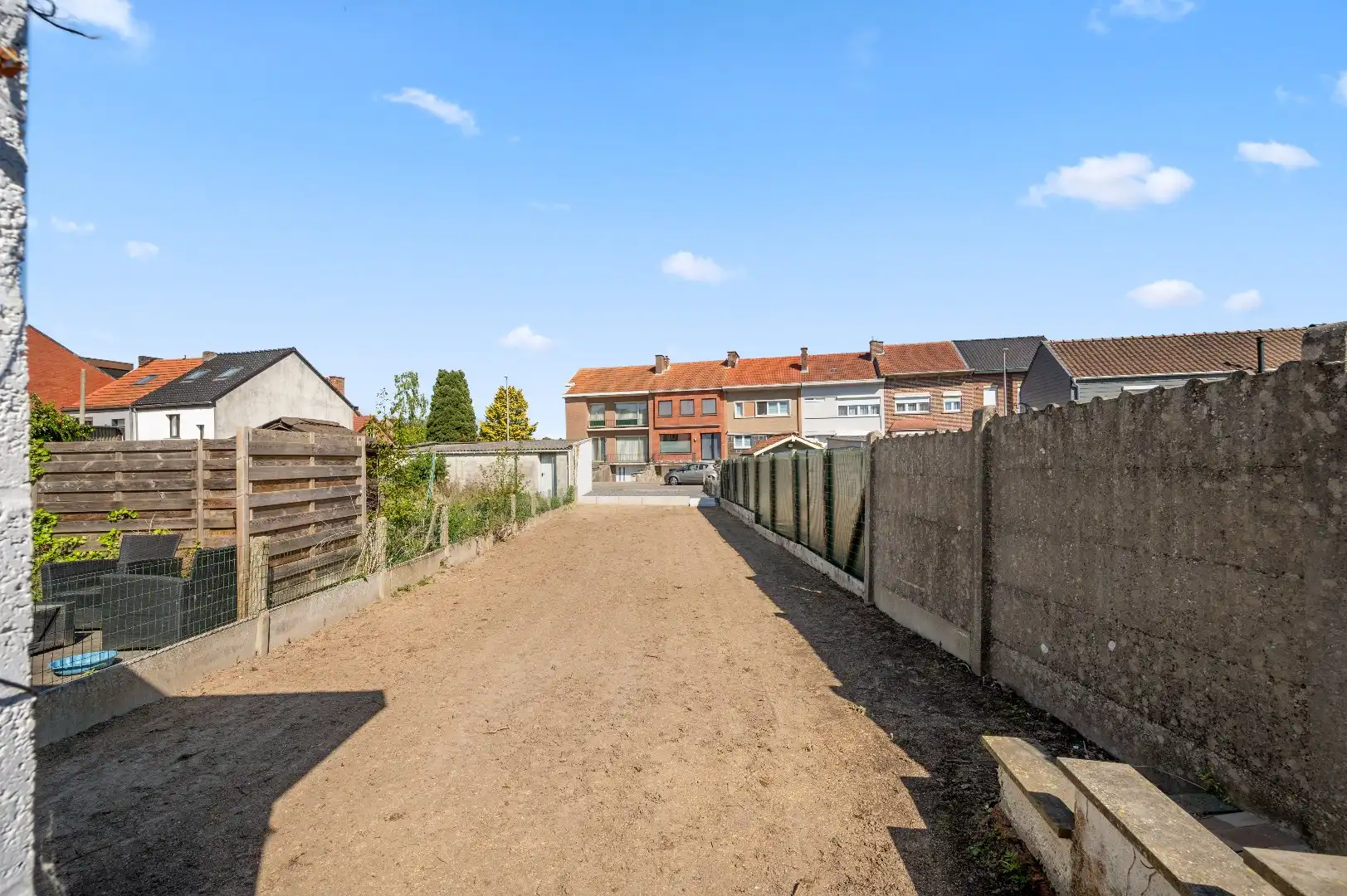 Op te frissen rijwoning op de Tiense stadsrand met tuin en 2 parkeerplaatsen foto 24