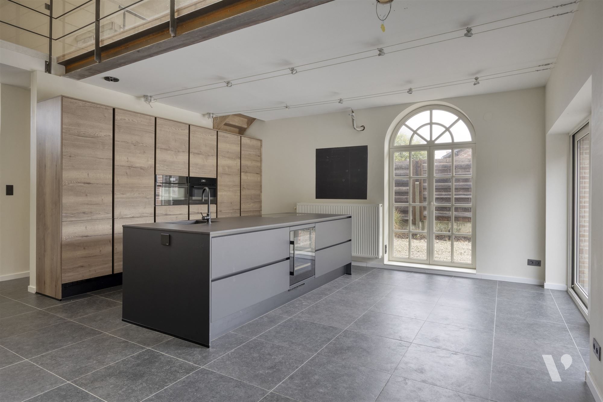 Prachtig gerenoveerde woning (279m²) met zwemvijver foto 3