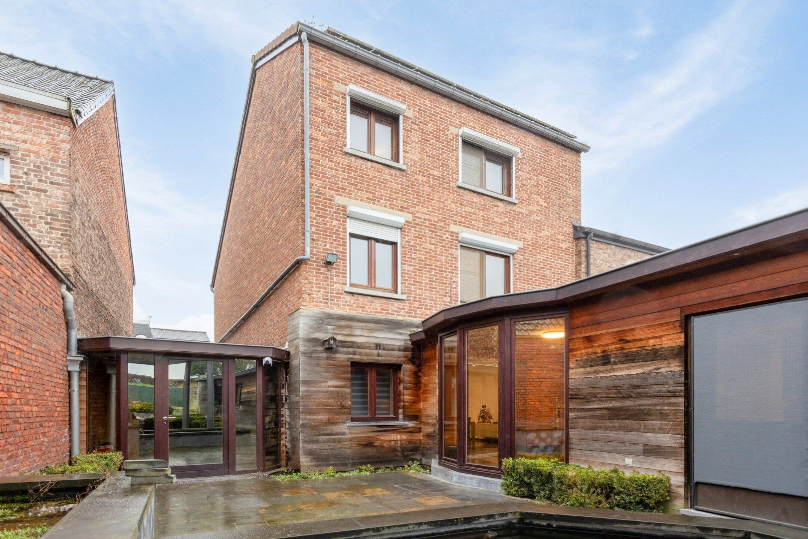 Verrassend ruime woning met knap terras en diepe tuin foto 2