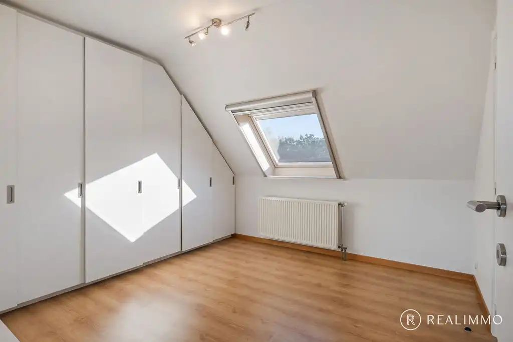 Ruim appartement met 3 slaapkamers én garage in het hartje Zwevegem! foto 13