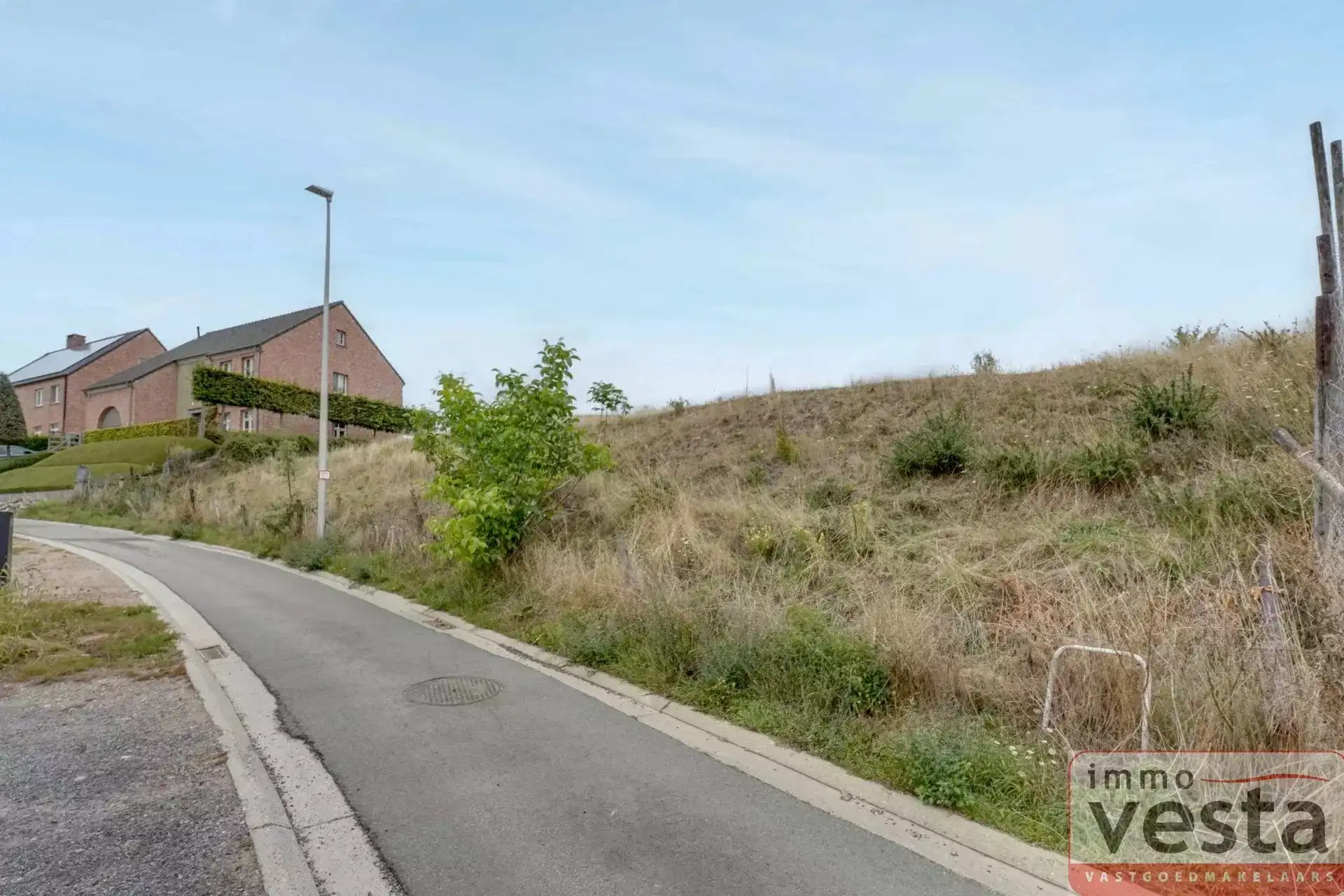 Ruim perceel bouwgrond met landelijke ligging foto {{pictureIndex}}