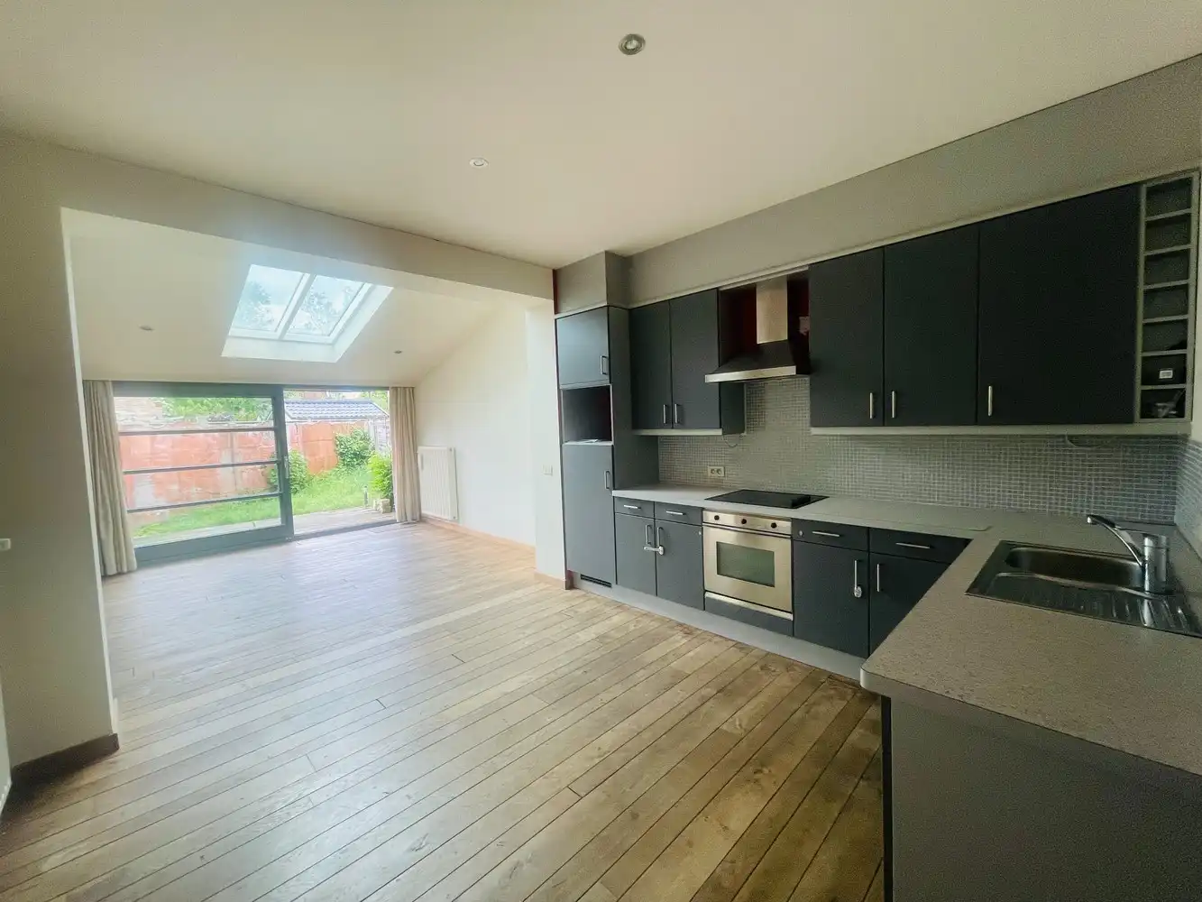 Assebroek, leuk ENERGIEZUINIG gezellig &nbsp;instapklaar woonhuis met 3 SLAAPKAMERS en tuintje foto {{pictureIndex}}