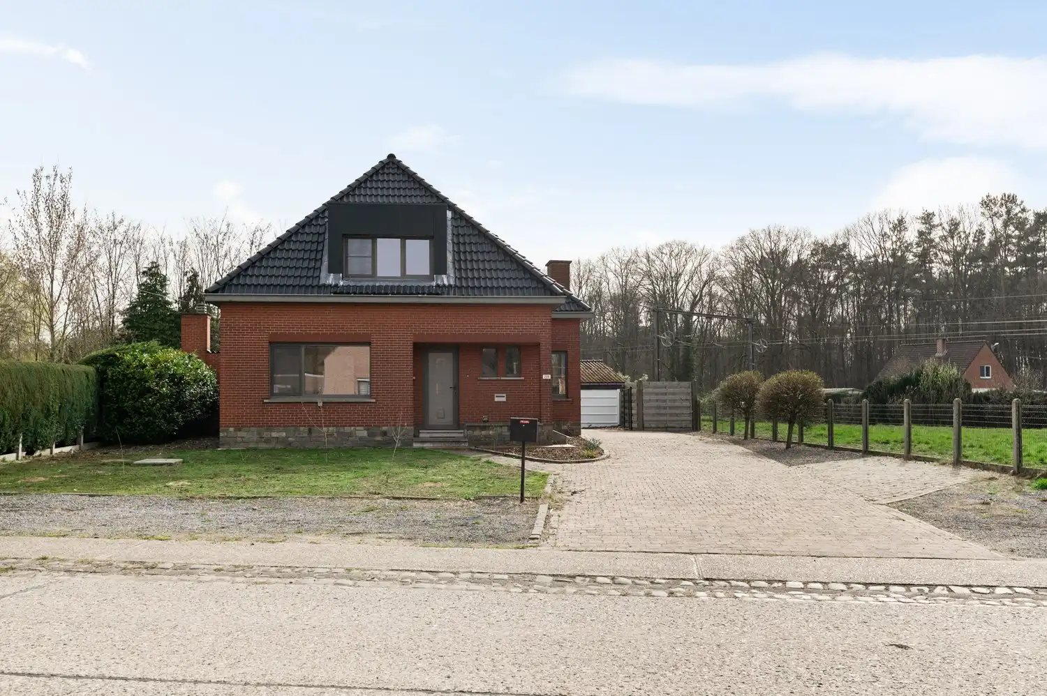 Aangename woning met ruime tuin en magazijn Te Koop op toplocatie in Begijnendijk foto {{pictureIndex}}