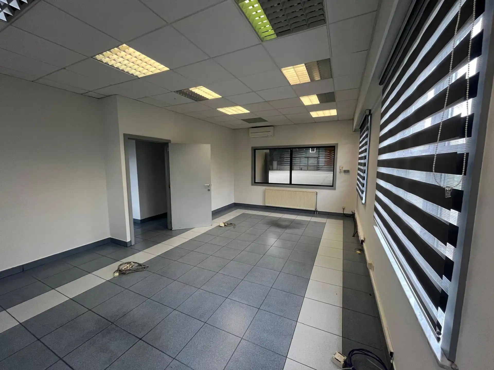 Kontich: magazijn 620m² met kantoor en buiten stockage foto 8