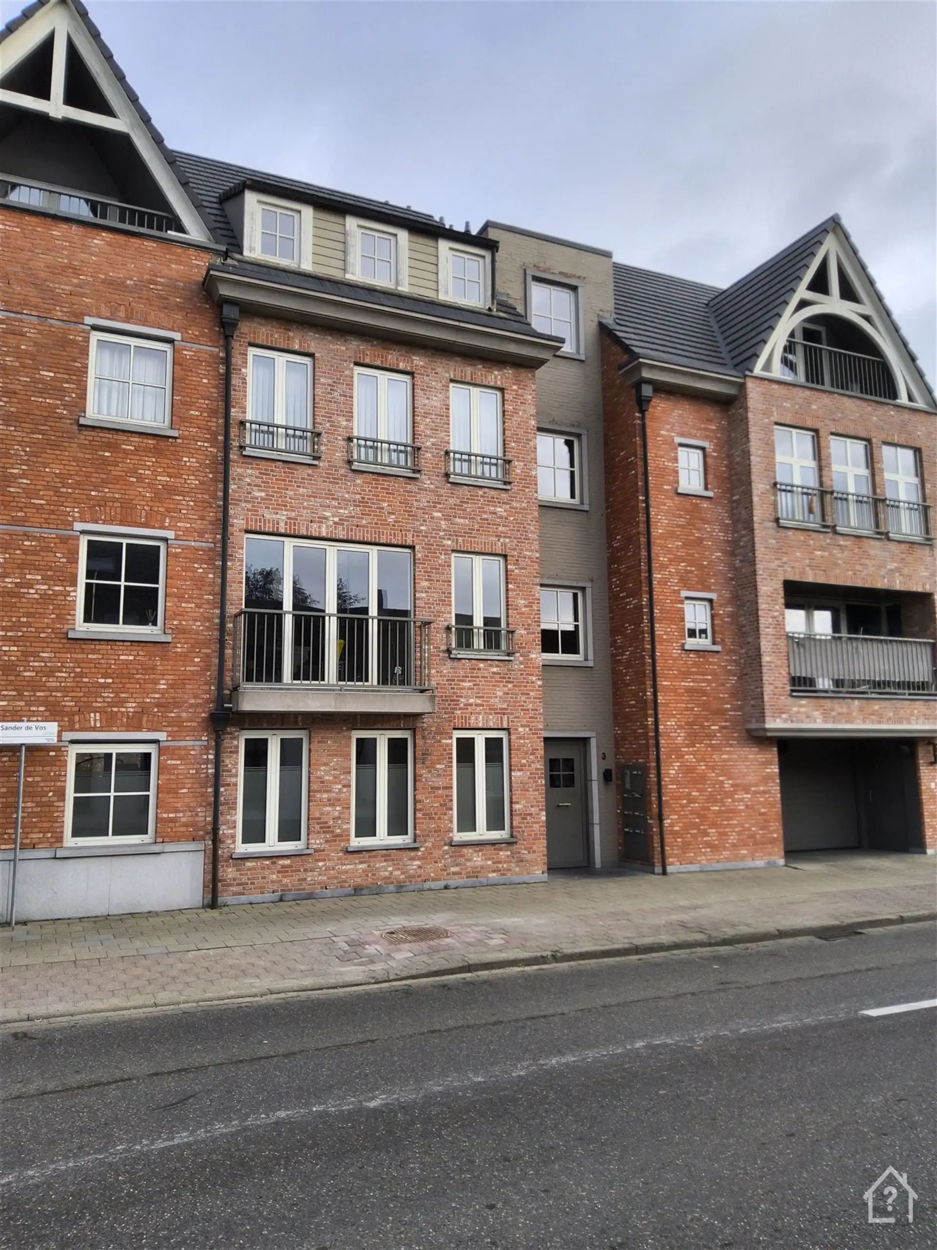 2 slaapkamer appartement met privatieve tuin en 2 parkings foto {{pictureIndex}}