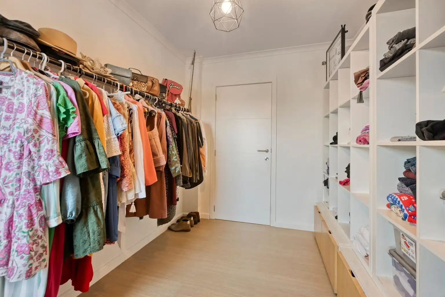 Gerenoveerde stadswoning met 2 slaapkamers, gezellige koer en ruime garagebox op wandelafstand van het centrum van Maaseik. foto 18
