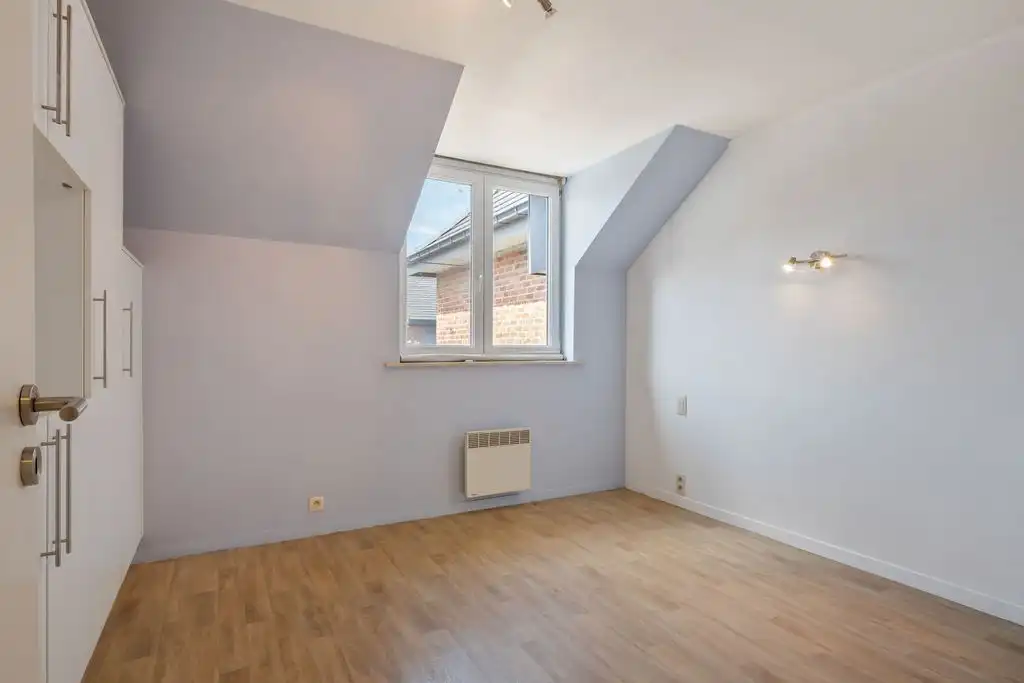Recente woning met 2 slaapkamers, koer en privatieve parkeerplaats in het centrum van Celles! foto 11