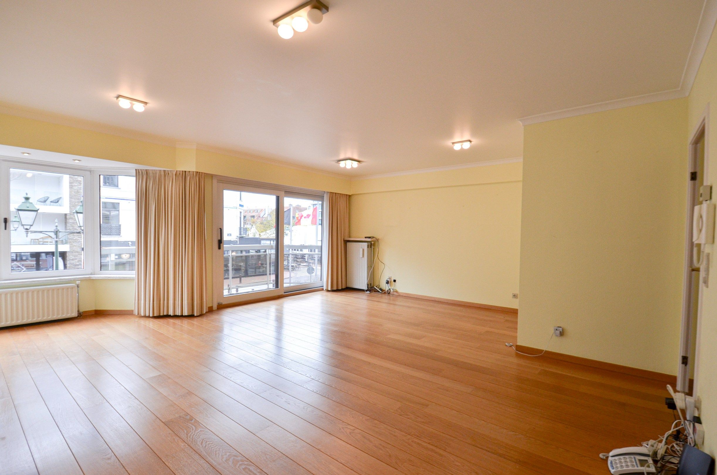 Lichtrijk hoekappartement met ruime terrassen gelegen in een klein residentie. foto {{pictureIndex}}