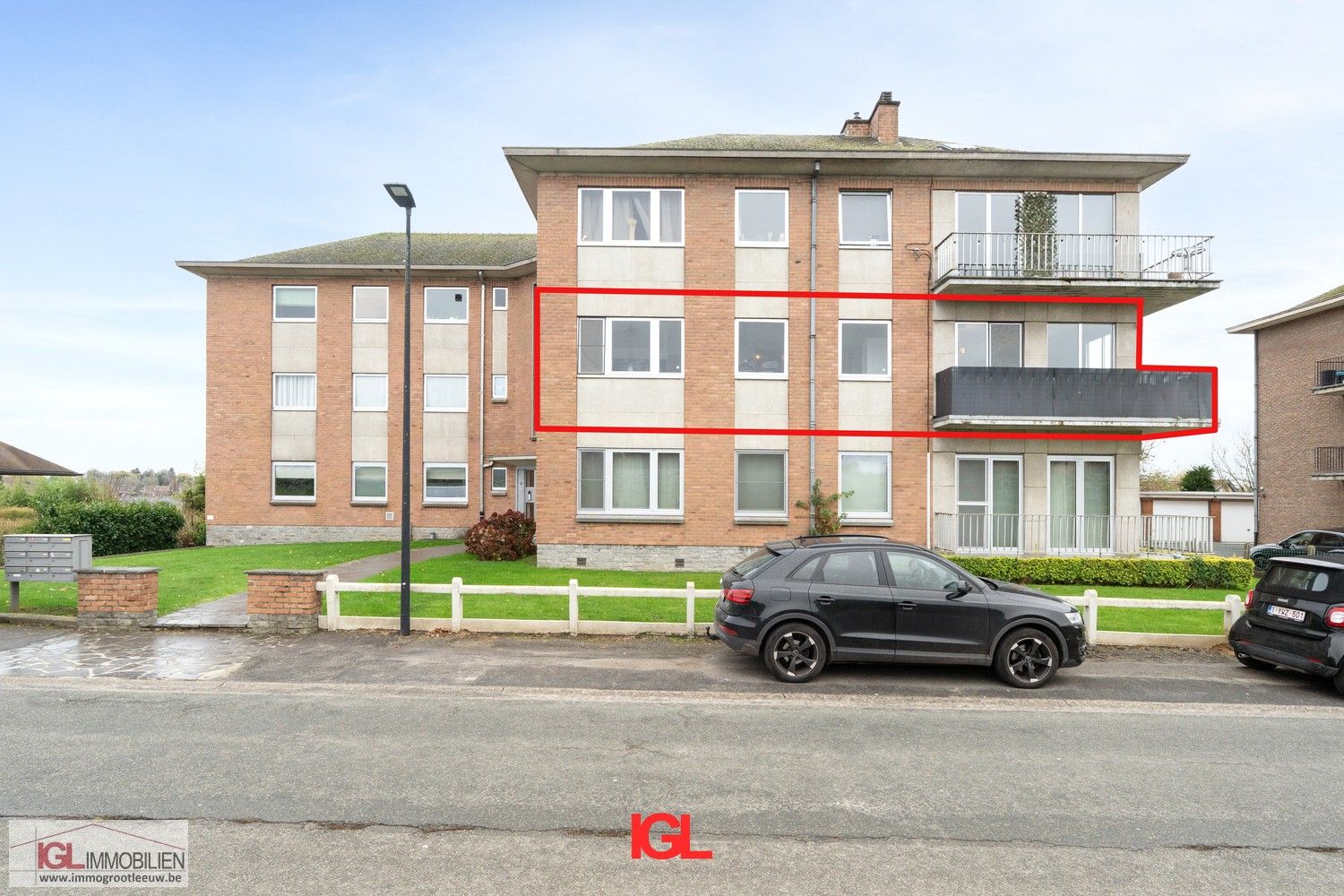 Ruim en licht appartement met 3 slaapkamers, groot terras en garage nabij centrum Sint-Pieters-Leeuw foto {{pictureIndex}}