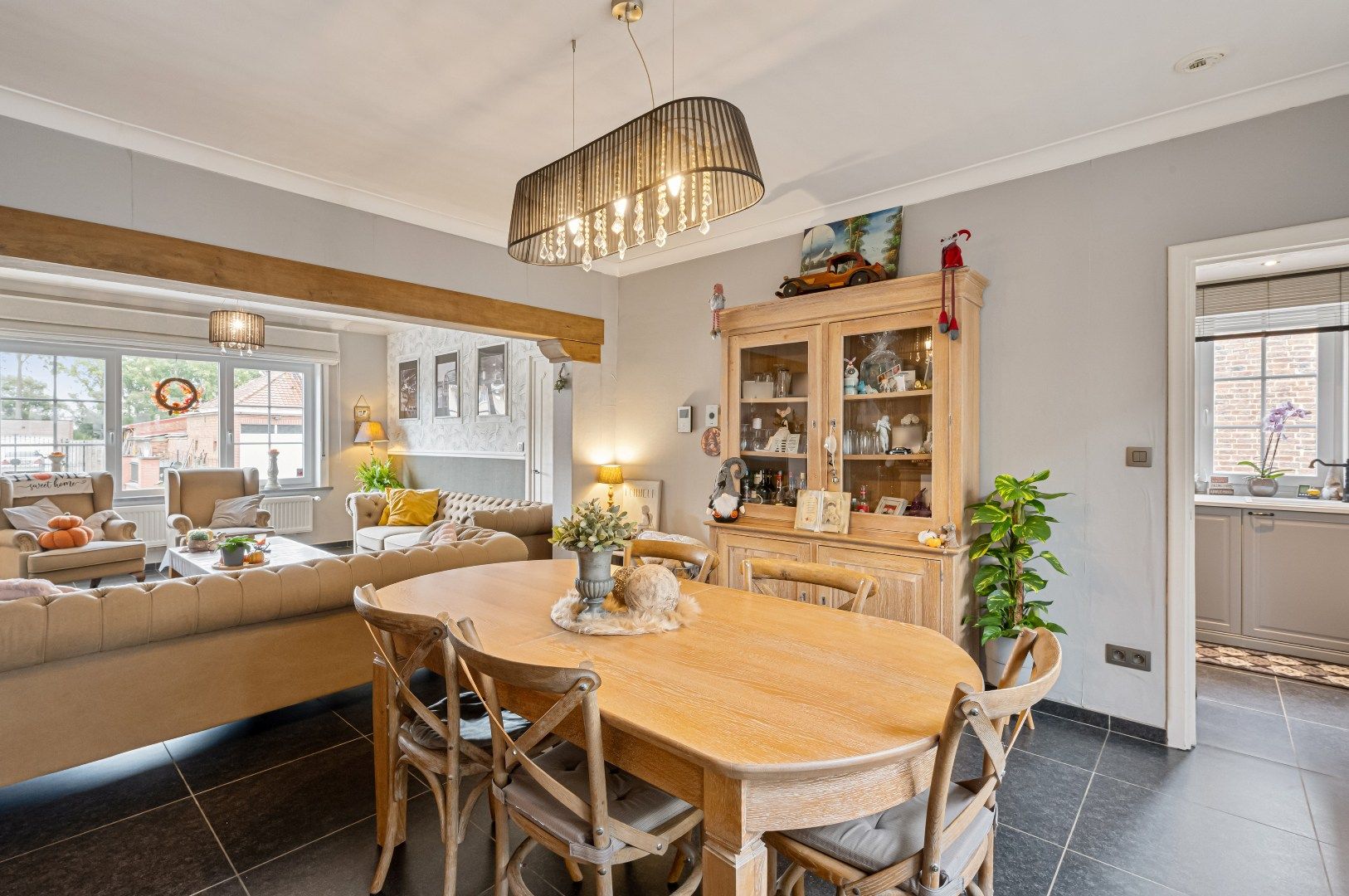 Volledig gerenoveerde solide woning met grote tuin foto 7