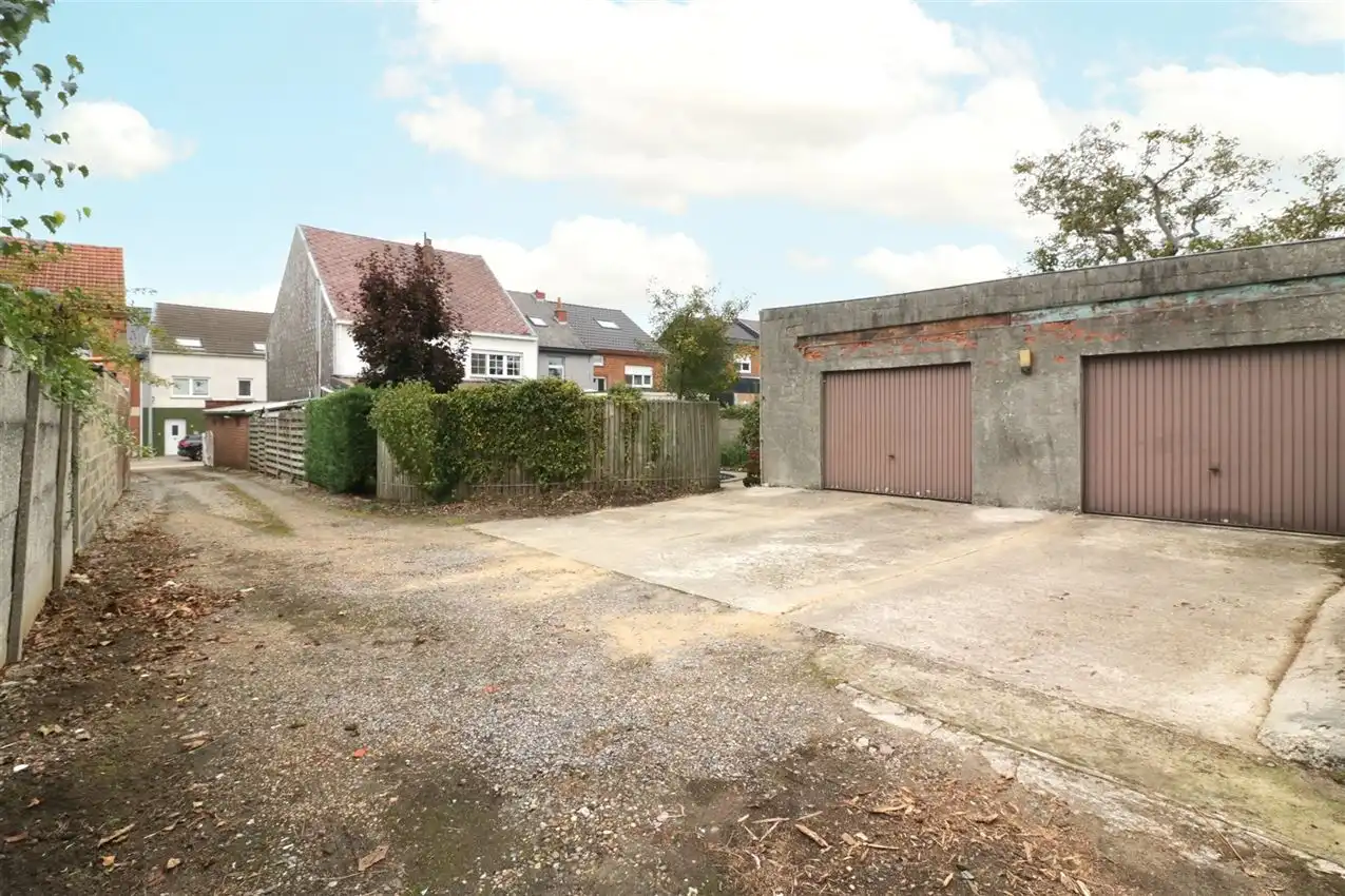 label c, nabij station, garage voor vijf wagens foto 2