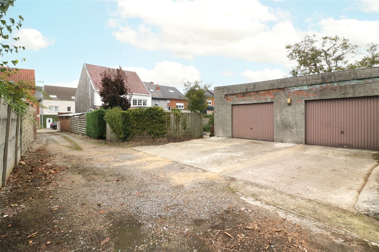 label c, nabij station, garage voor vijf wagens foto 2