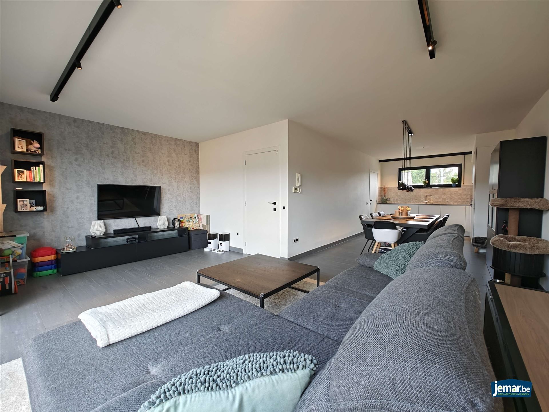 Instapklaar triplex appartement met 2 slaapkamers een zeer grote garage en een carport  foto 7