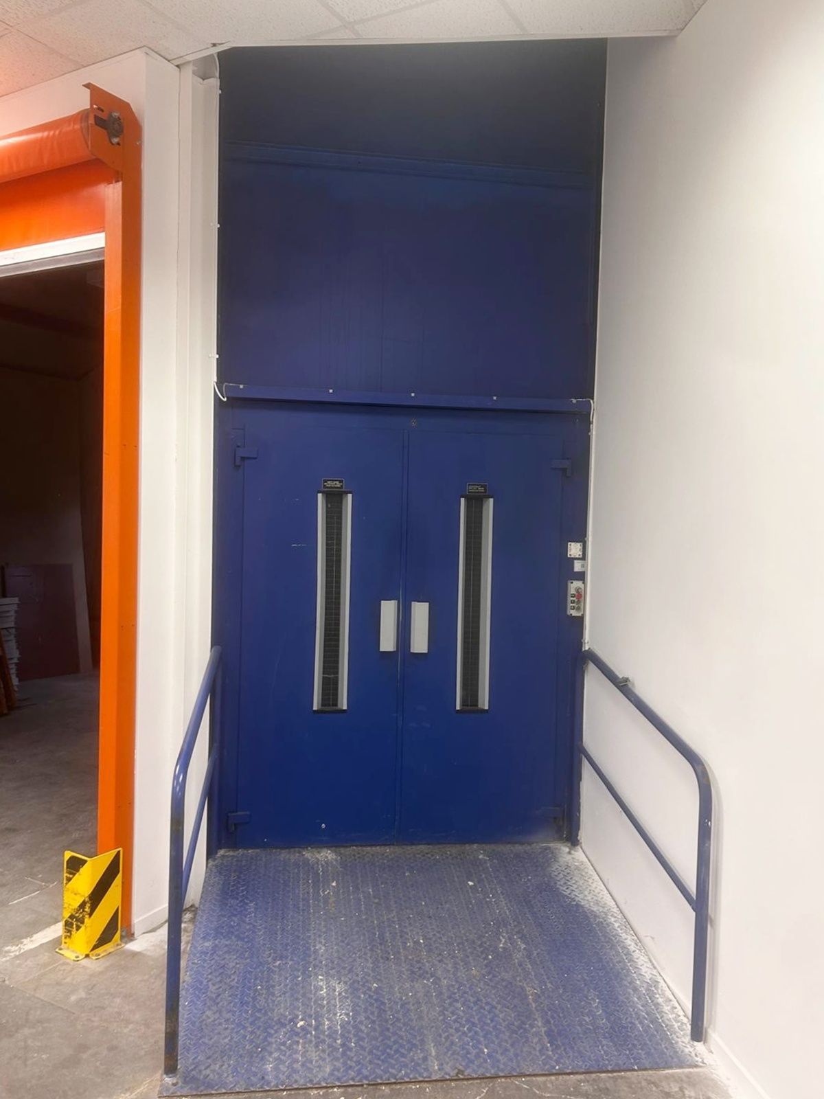 COMMERCIEEL GEBOUW BAANLOCATIE MET PARKING NABIJ MCDONALDS foto 33