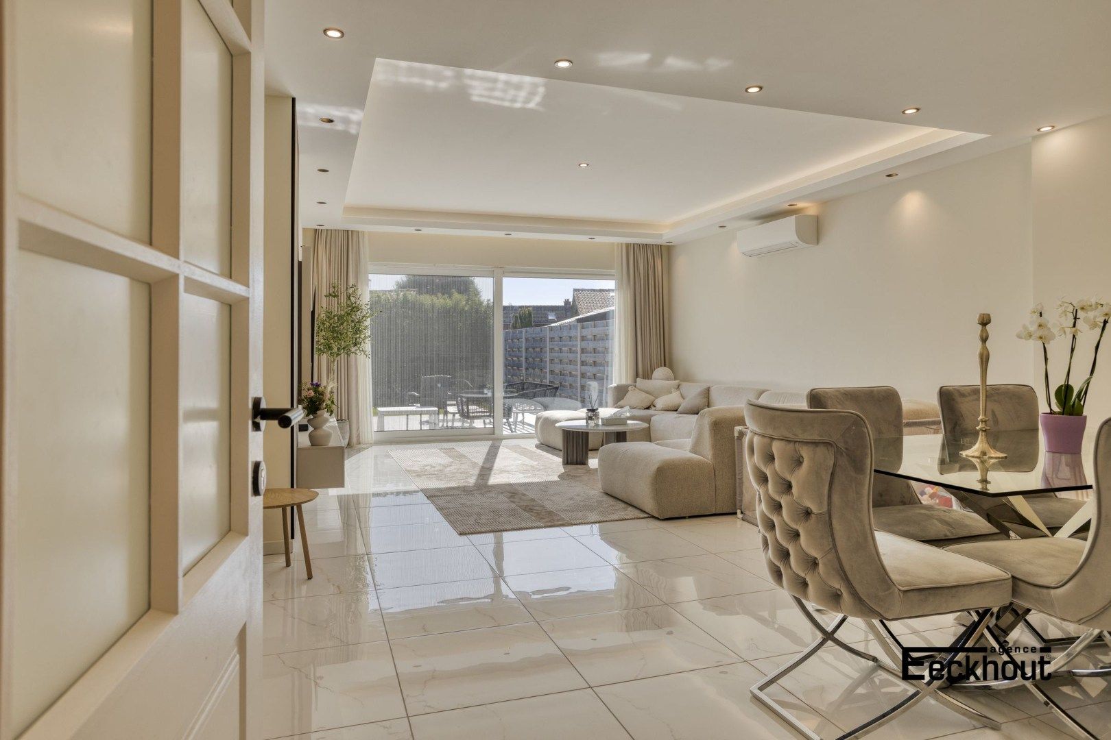 Gerenoveerde halfopen woning met grote zonnige tuin op gegeerde ligging! foto 5