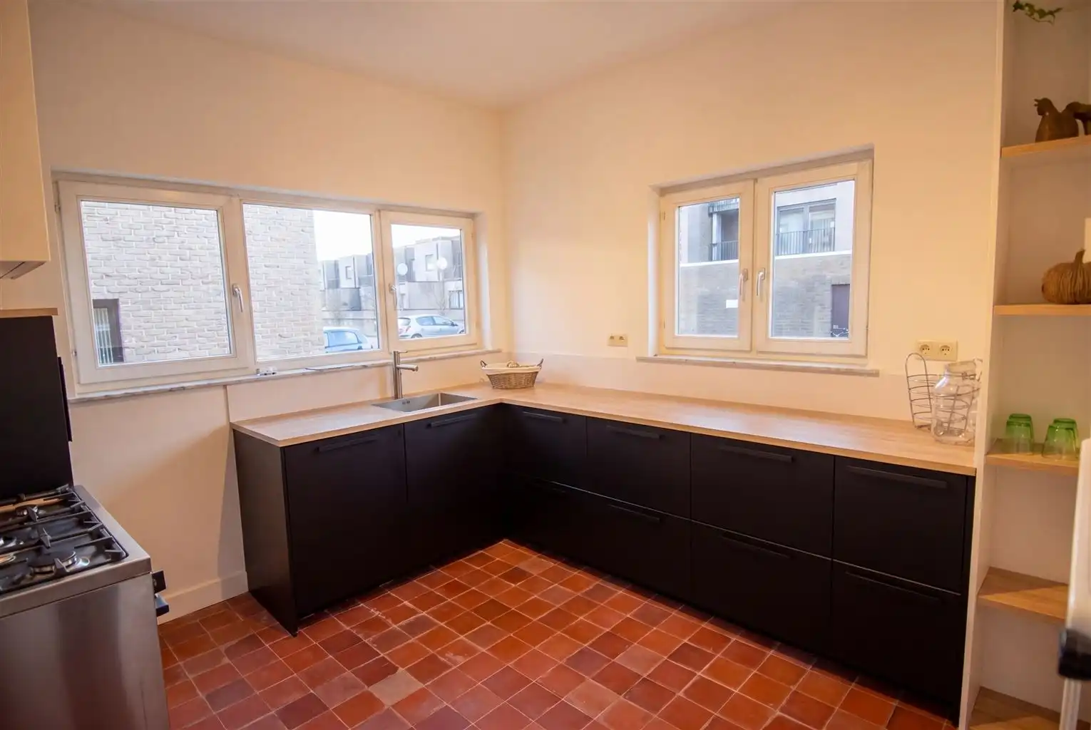 Volledig gerenoveerd, instapklaar herenhuis in eclectische stijl  met 3 slaapkamers(+dressing), mooi aangelegde tuin en autostaanplaats. foto 7