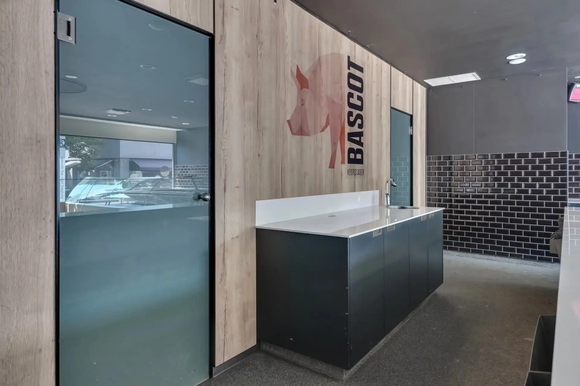 Ruim handelspand op toplocatie foto 6