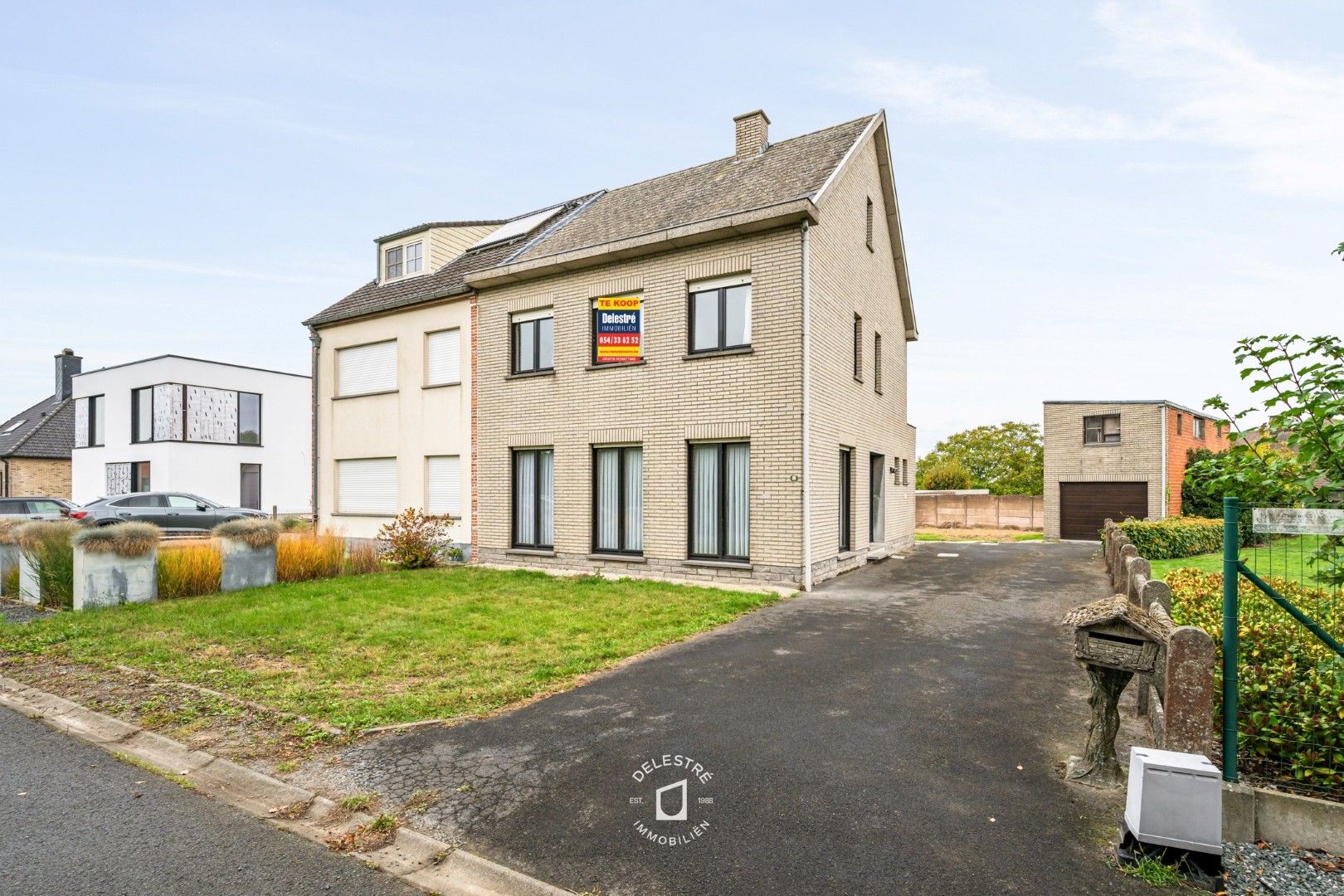 RUSTIG GELEGEN HALFOPEN MET TUIN EN GARAGE foto 2