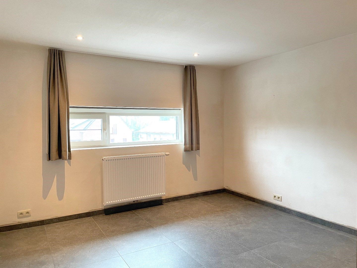 Recente woning met 3 slaapkamers, leuke tuin en staanplaats! foto 13