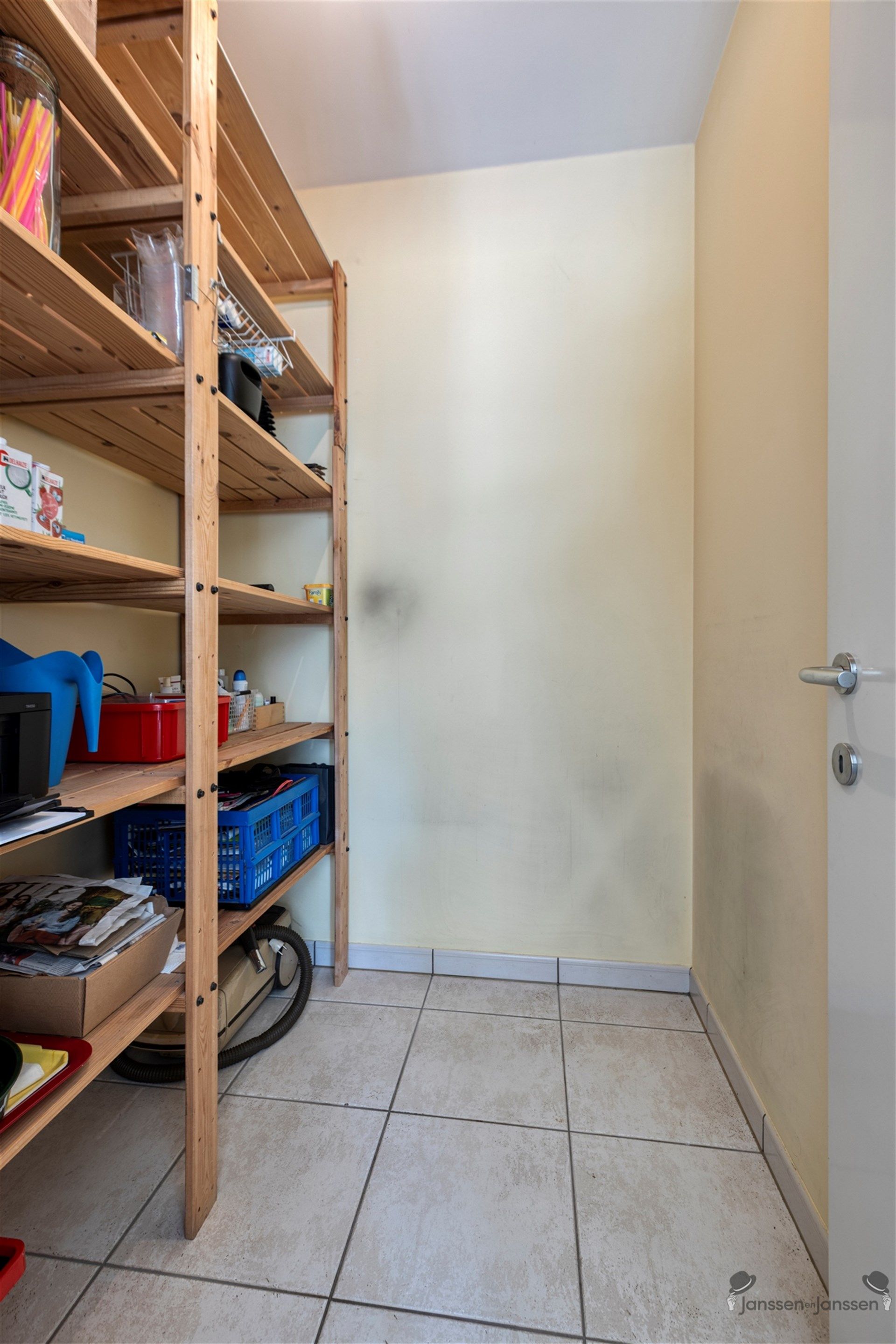 Woning met grote werkplaats  foto 9