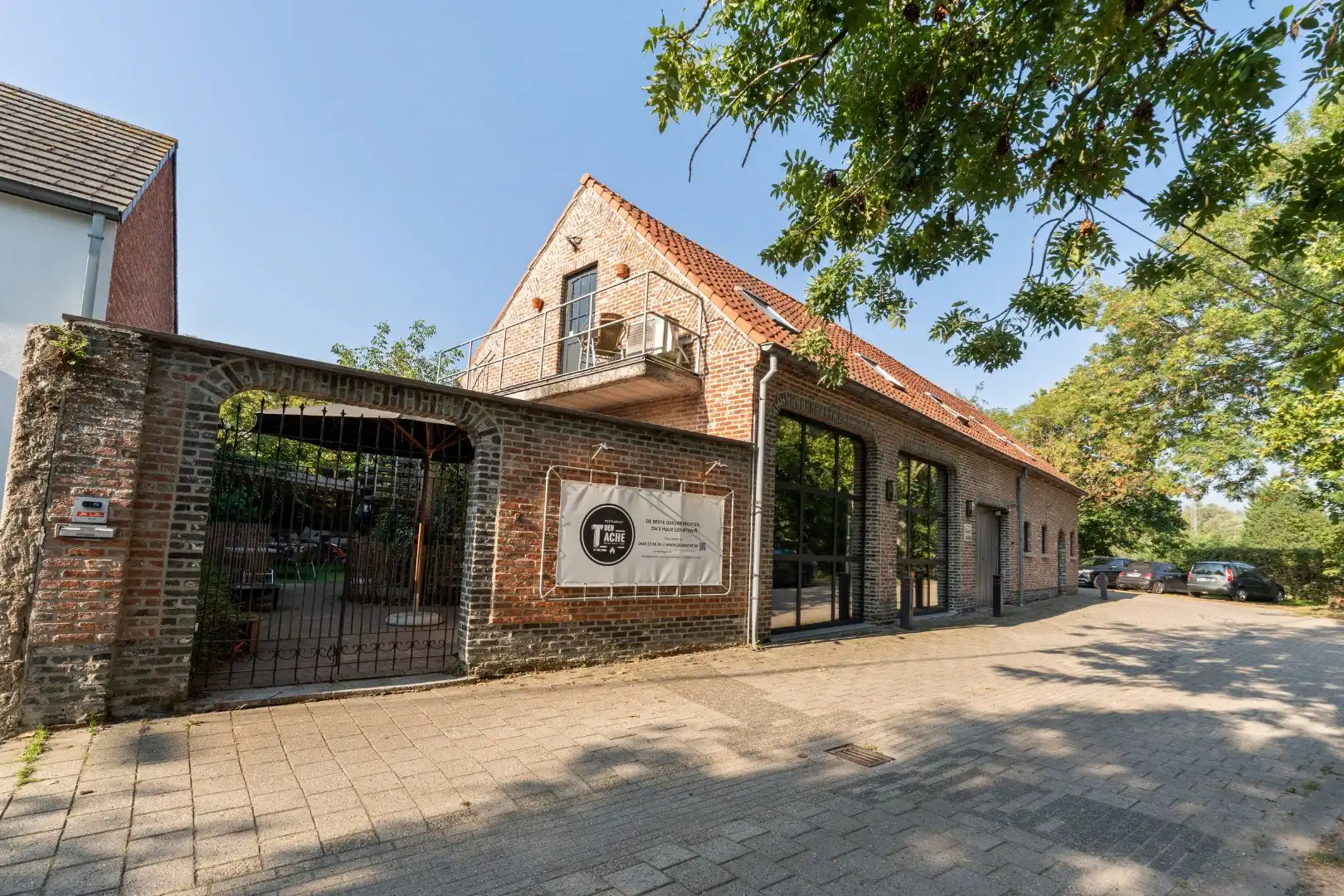 Handelspand met karakter aan het kanaal foto {{pictureIndex}}