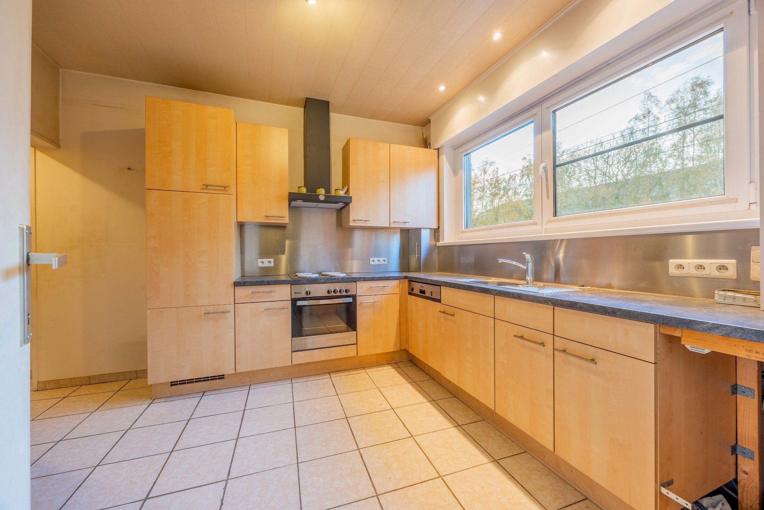 Gezinswoning met uitweg en garage foto 4