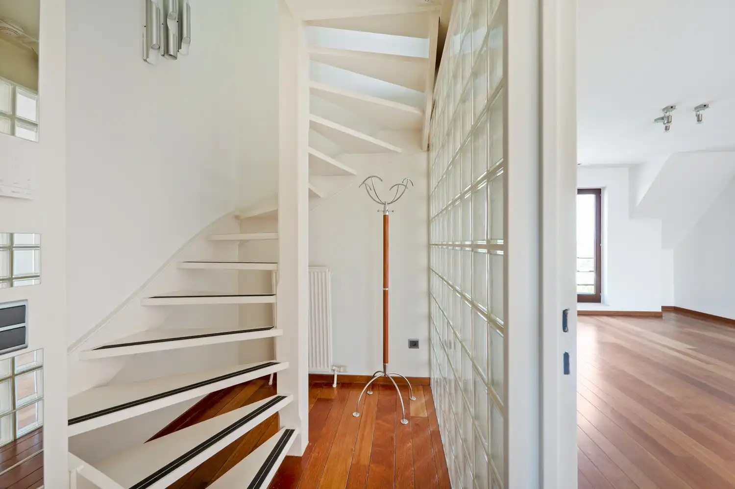 Triplex penthouse met 2 slaapkamers, ruim zonneterras en garagebox te Lier foto 4