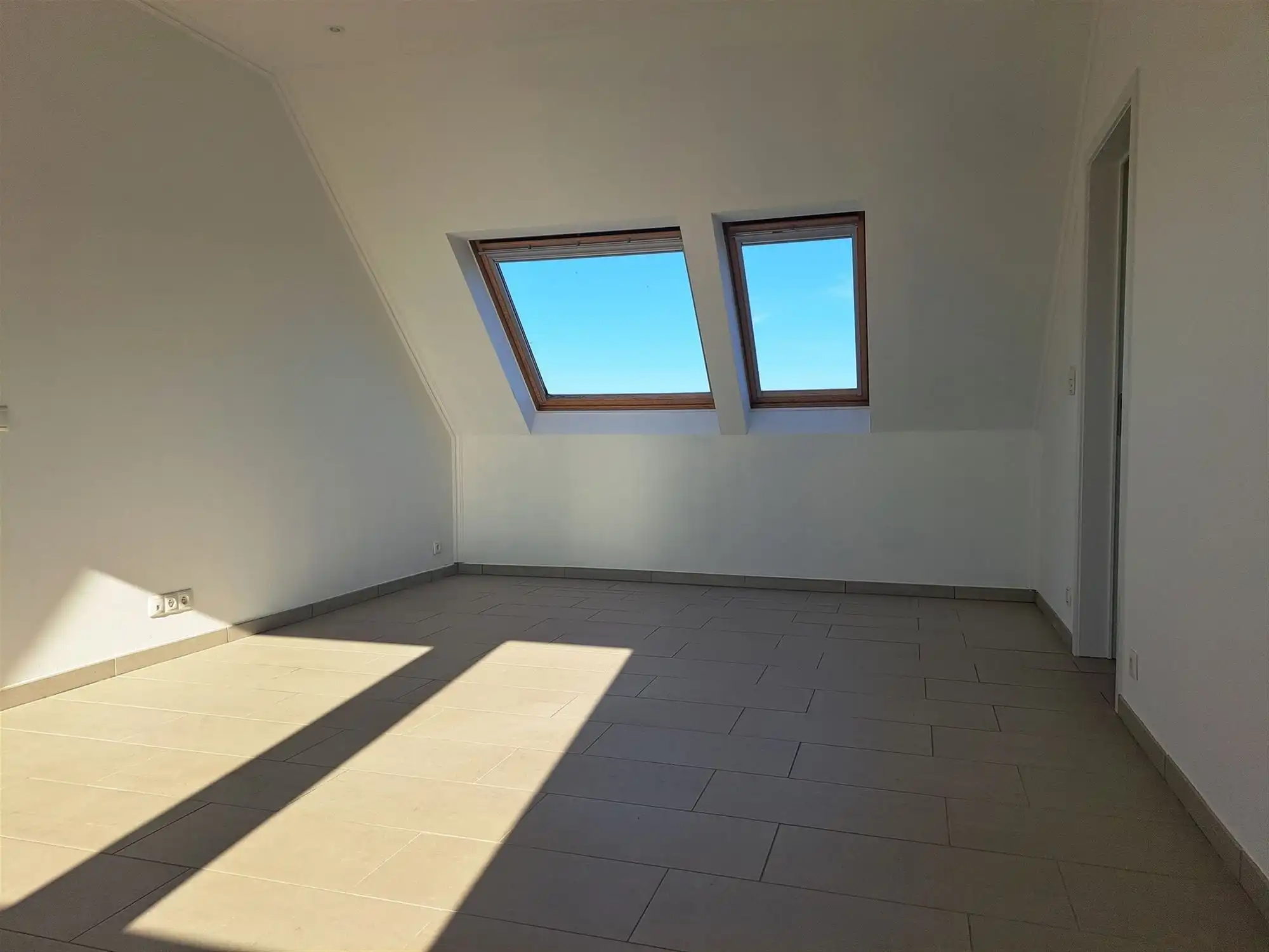 Ruim en lichtrijk dakappartement met 2 slaapkamers en ondergrondse autostaanplaats foto 8