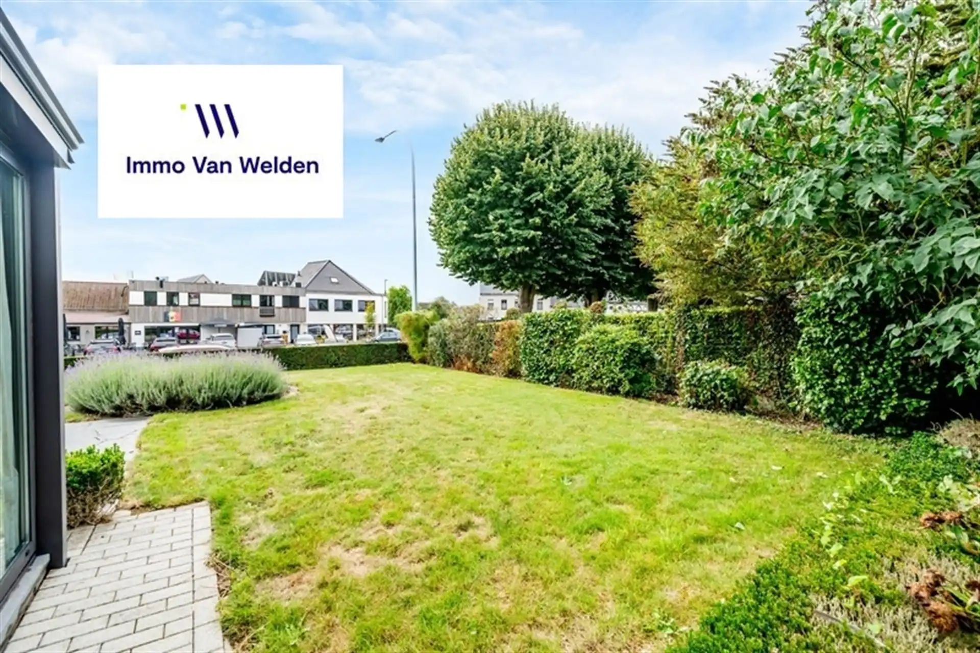 Vrijstaande woning met garage, veranda  en tuin foto 25