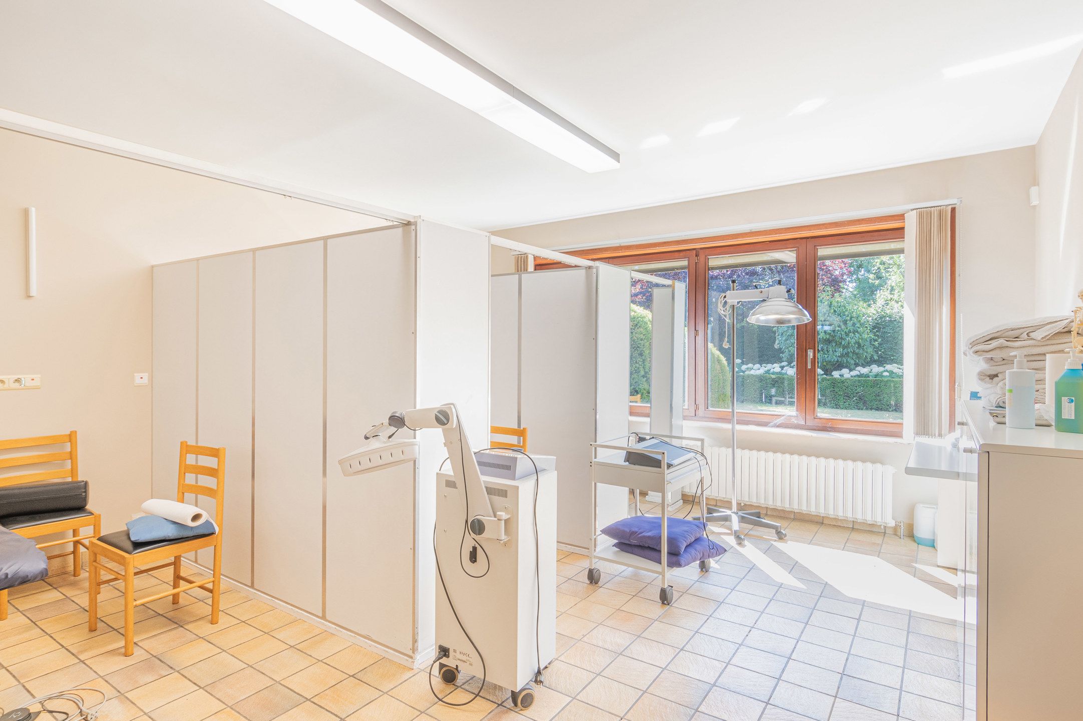 Riante woning met grote praktijkruimte foto 15
